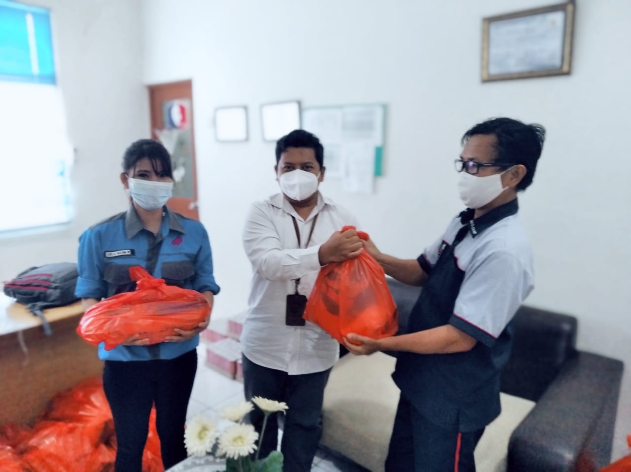 PLN ULP Manado Utara Berbagi Sembako Natal Untuk  Sesama